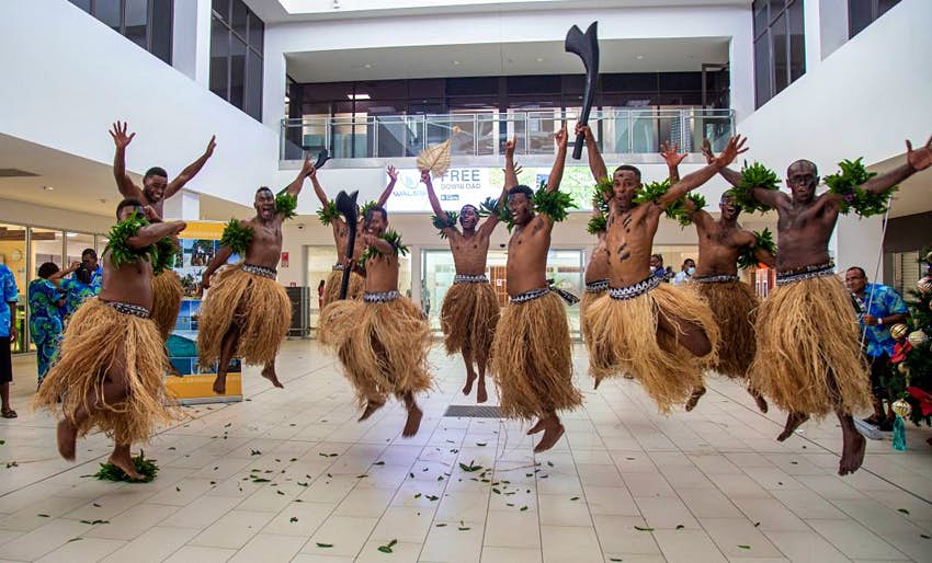 Bailarines tradicionales con faldas de hierba dan la bienvenida a los turistas en Nadi el 1 de diciembre.